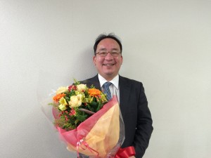 加藤先生と花束２