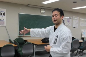 ①格闘：教える飯塚先生-1